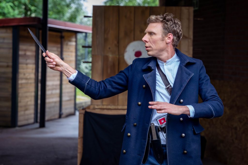 Felix Roloff lanceur de couteaux cie La Voûte